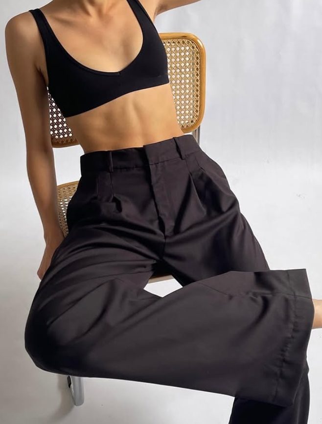 Pantalón sastrero unisex de tiro alto en Tela Super 100. Elegante, con pinzas y bolsillos. Ideal para looks formales y modernos. Overwild.