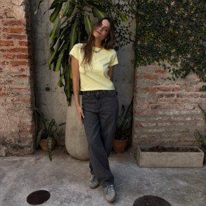 Modelo joven usando jean oversize gris Kiddo de tiro alto con estilo casual