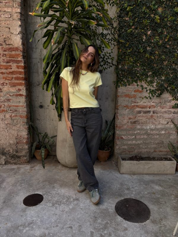 Modelo joven usando jean oversize gris Kiddo de tiro alto con estilo casual