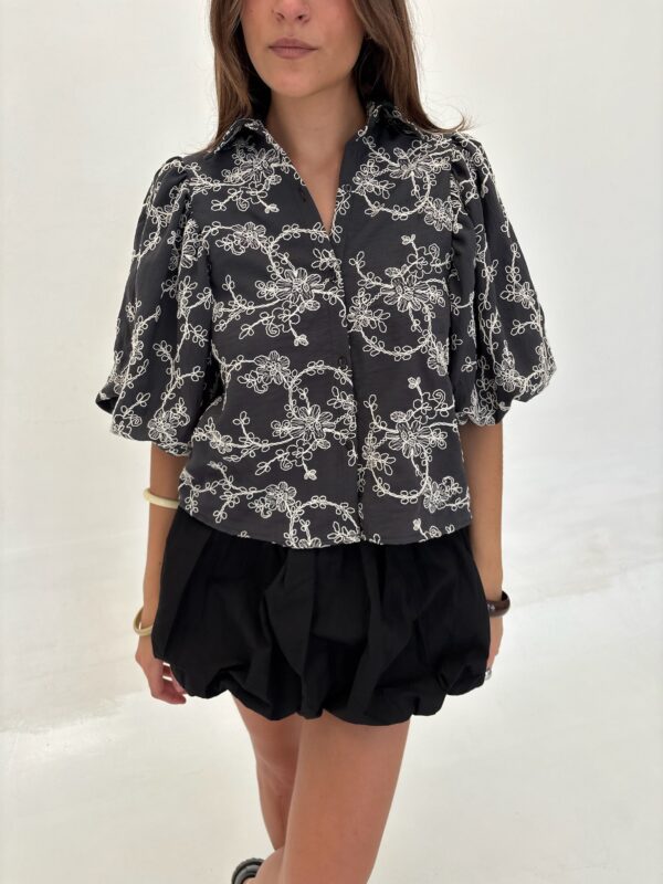 BLUSA BORDADA MANGAS GLOBO - Imagen 2