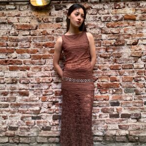 Pollera Tyla larga, de corte sirena y tiro medio, confeccionada en tejido de encaje/texturizado, disponible en blanco, negro y marrón.