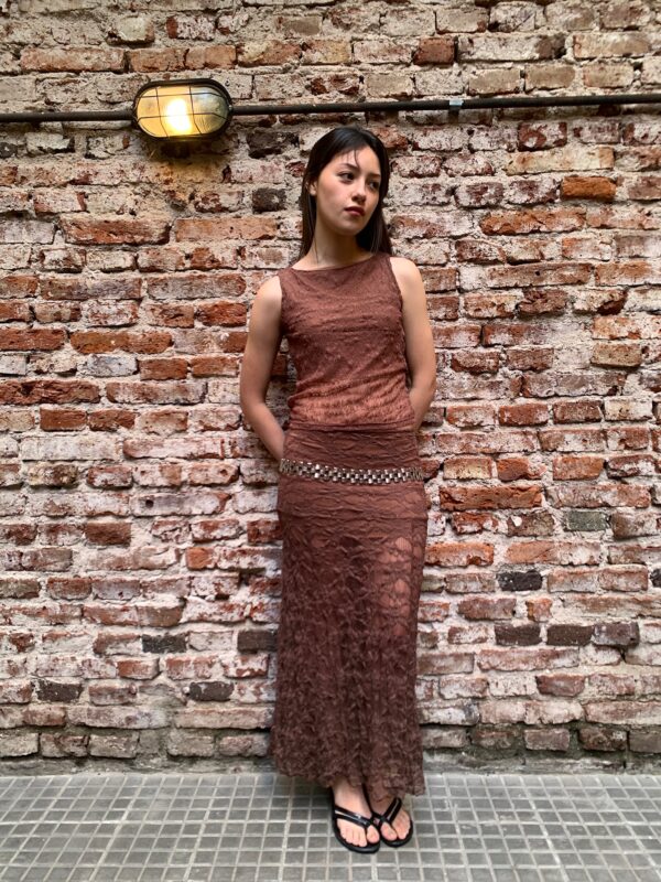 Pollera Tyla larga, de corte sirena y tiro medio, confeccionada en tejido de encaje/texturizado, disponible en blanco, negro y marrón.