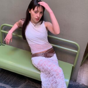 Top Yin de encaje/tejido texturizado con escote redondo, sin mangas, ideal para layering y disponible en blanco, negro y marrón.