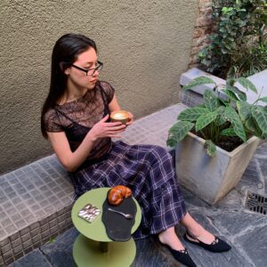 Top Demi de manga corta, tejido transparente (mesh/encaje) con escote bote/drapeado. Ideal para usar como capa sobre tops interiores para un look texturizado.