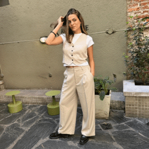 Pantalón sastrero de lino color beige o natural, de corte wide leg (pierna ancha), tiro alto y detalles de pinzas. Ideal para un look elegante y relajado.