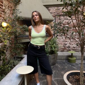 Musculosa de rib acanalada con corte ajustado, escote en V y delicados bordes de puntilla (encaje). Disponible en verde lima, blanco y negro.