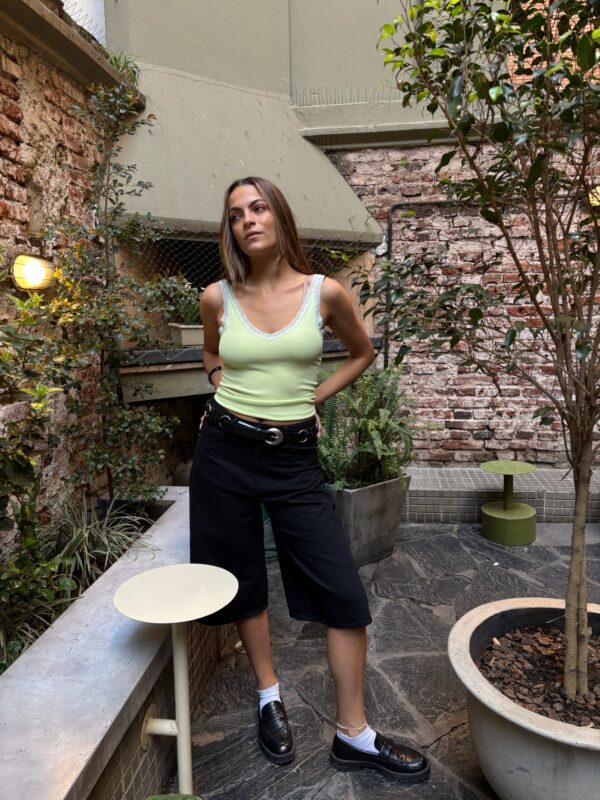 Musculosa de rib acanalada con corte ajustado, escote en V y delicados bordes de puntilla (encaje). Disponible en verde lima, blanco y negro.