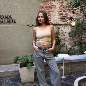 Musculosa básica de rib acanalada con escote redondo, corte ajustado y largo crop o medio. Disponible en blanco, negro, marrón y beige/natural.