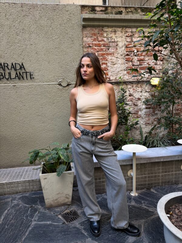 Musculosa básica de rib acanalada con escote redondo, corte ajustado y largo crop o medio. Disponible en blanco, negro, marrón y beige/natural.