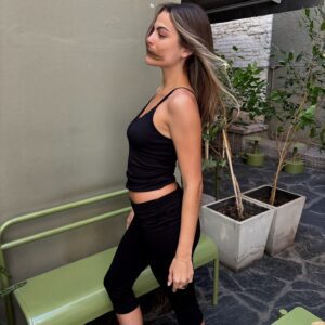 Musculosa básica de rib acanalada con escote redondo, corte ajustado y largo crop o medio. Disponible en blanco, negro, marrón y beige/natural.