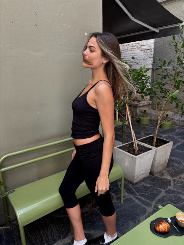 Musculosa básica de rib acanalada con escote redondo, corte ajustado y largo crop o medio. Disponible en blanco, negro, marrón y beige/natural.