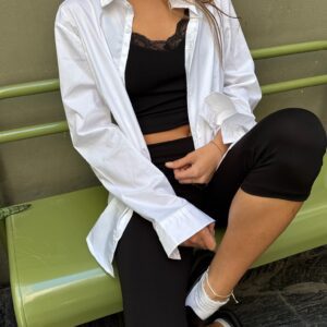 Camisa básica de corte oversize y manga larga, de tela de popelina o algodón, ideal para layering. Disponible en blanco y negro.