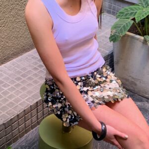 Pollera Mini Mirrorball de corte ajustado, cubierta completamente de grandes lentejuelas circulares o espejos. Disponible en color plata y rose gold.