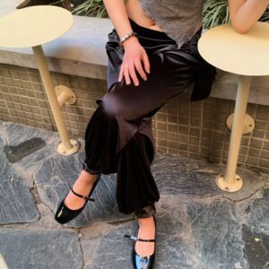 Babucha de satén brillante en tono oscuro (negro/marrón), con cintura elástica y caída fluida. Ideal para un look elegante y cómodo.