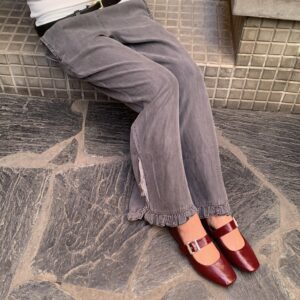 Pantalón de corte wide leg (pierna ancha) en tono gris oscuro/denim. Confeccionado en tela suave y con caída (fibrana/algodón), tiro medio/bajo y fit relajado.