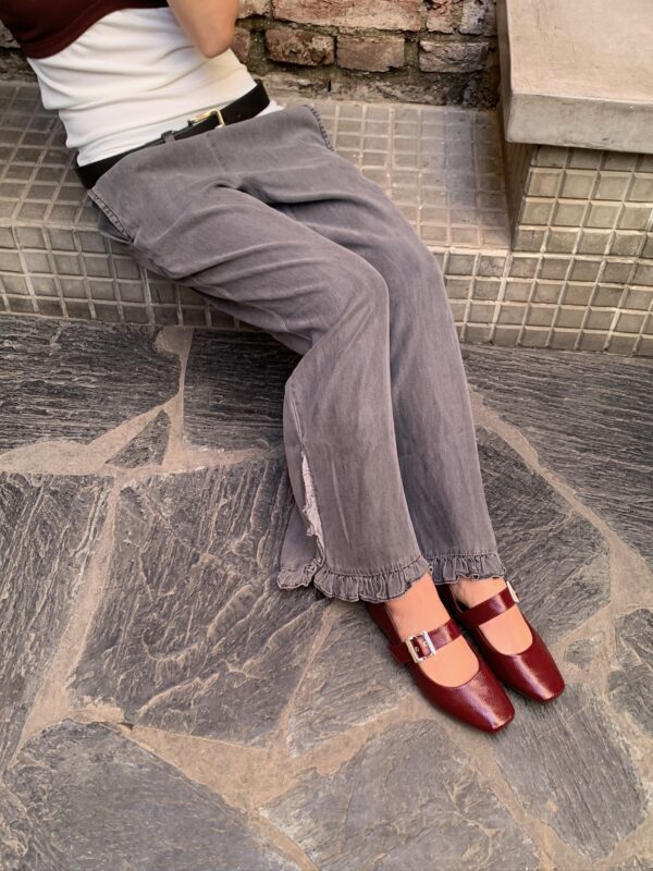 Pantalón de corte wide leg (pierna ancha) en tono gris oscuro/denim. Confeccionado en tela suave y con caída (fibrana/algodón), tiro medio/bajo y fit relajado.