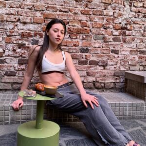 Top halter de escote triangular profundo, con fruncido sutil en el cuerpo y espalda completamente descubierta. Ajustado y disponible en marrón.