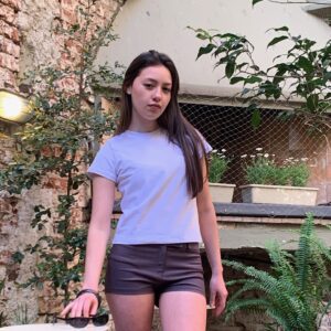 Micro short ajustado de bengalina marrón, con detalles de pinzas y botones en la cintura, y ajuste que realza la figura.