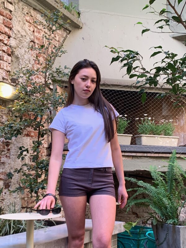 Micro short ajustado de bengalina marrón, con detalles de pinzas y botones en la cintura, y ajuste que realza la figura.
