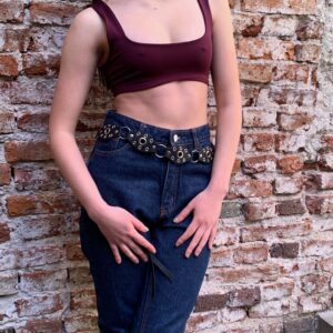 Top corto (cropped) y ajustado, con cuello recto y breteles gruesos. Confeccionado en tela de lycra o rib liso, ideal para usar solo. Disponible en bordó, negro y blanco.