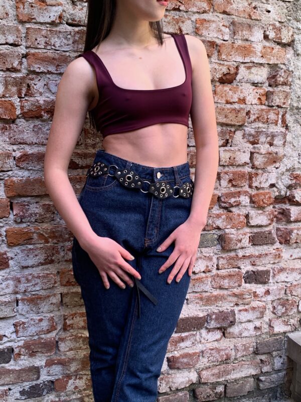 Top corto (cropped) y ajustado, con cuello recto y breteles gruesos. Confeccionado en tela de lycra o rib liso, ideal para usar solo. Disponible en bordó, negro y blanco.