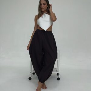 Pantalón Balloon Parisian negro, corte babucha voluminoso, tiro alto con cintura elástica y puños ajustados al tobillo.