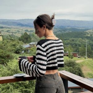 Sweater Rayado Blanco y Negro Calado Crop Manga Larga