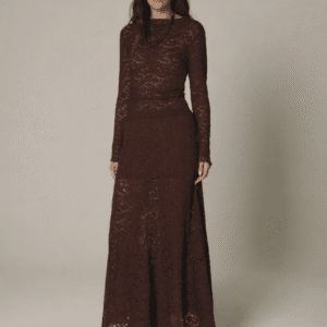 Falda larga de mujer en encaje color borravino con transparencias.