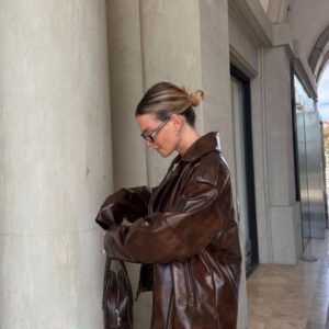 Campera de mujer de eco-cuero marrón con cierre metálico.