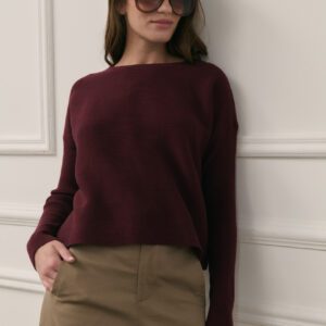 Sweater corto de punto crema con diseño de ochos y cuello redondo