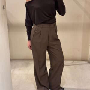 Pantalón sastrero color chocolate de tiro alto con pliegues frontales