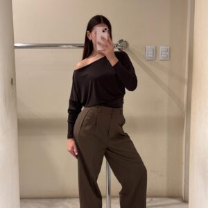 Remera entallada color chocolate con cuello bote y hombro descubierto