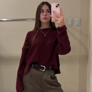 Sweater de punto color bordo oversize con cuello redondo