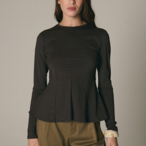 remera-aisling-asimétrica-cut-out-negra-overwild.jpg